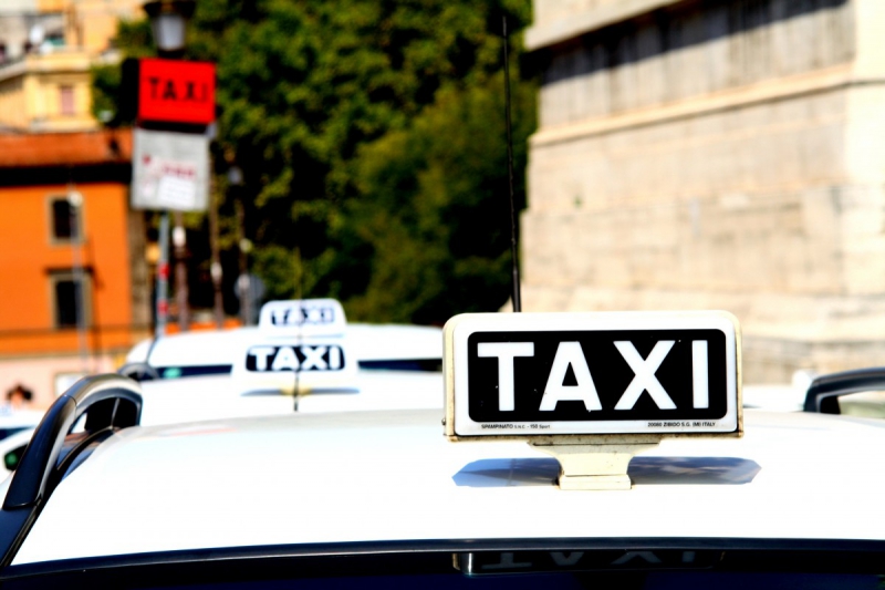 taxis-BARJOLS-min_taxi_auto_rome_road_white-1051610